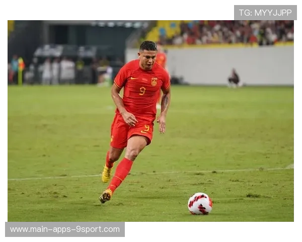 艾克森在成都蓉城训练课中完成禁区外远射得分